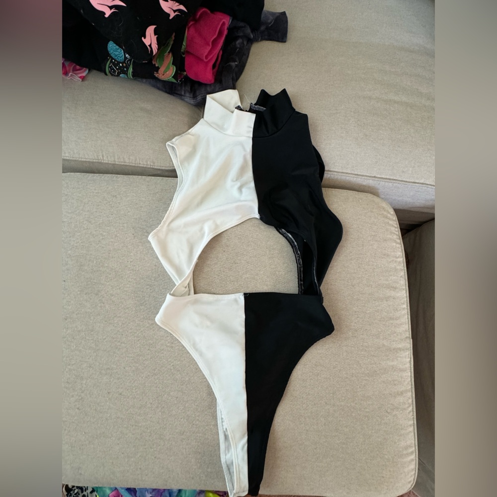 Tastefulgirls split color bodysuit